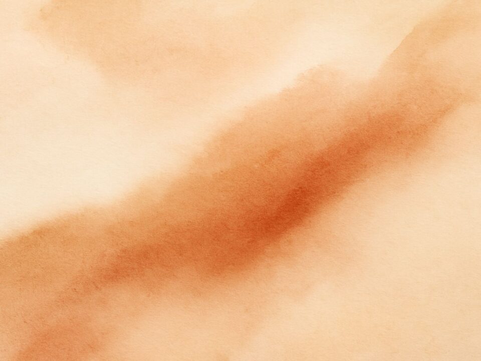 Acuarela abstracta en tonos cálidos y tierra, con una composición horizontal suave que transmite calma, serenidad e introspección emocional.